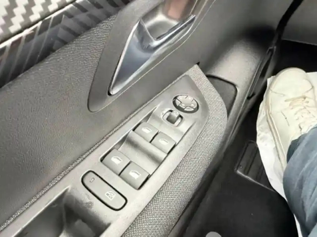 Peugeot 208 hybrid 110 ch e-dcs6 — photo 19