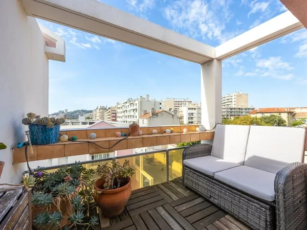 Appartement T2 dernier étage avec terrasse - Menpenti / Bail