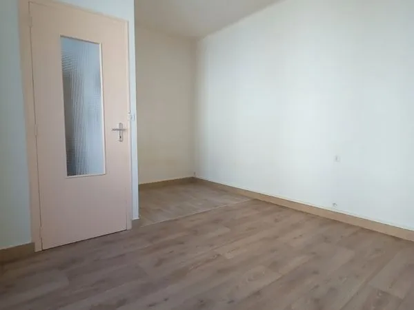 Loue appart 34 m2 à Evron 295