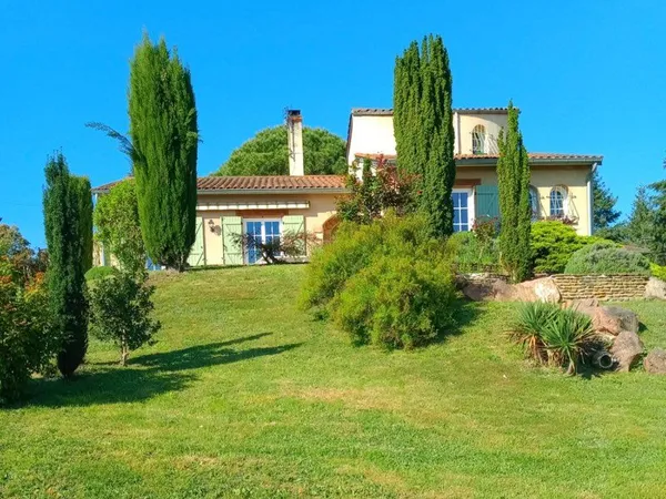 Maison style provençale vue panoramique sur le roannais