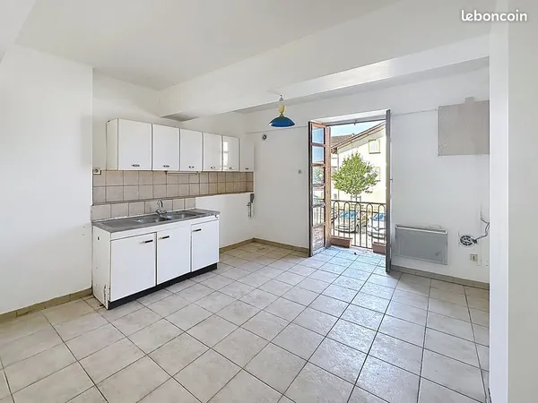 Appartement T3 de 65 m2 à rafraichir - THOISSEY CENTRE
