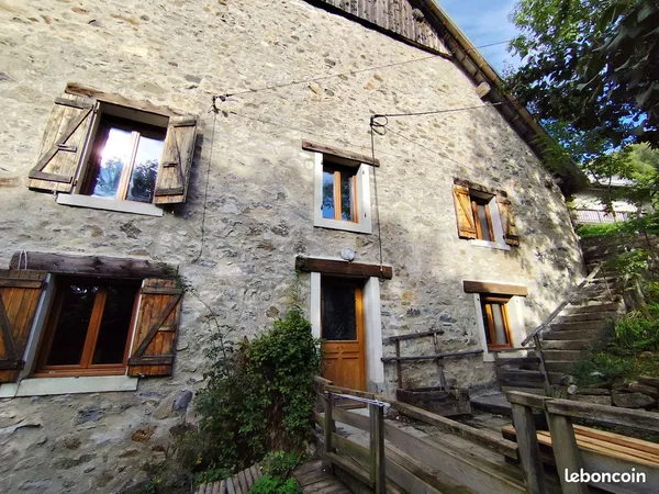 Maison authentique en pierre 5 pièces de 116 m2 sur un terrain arboré de 12 795 m2