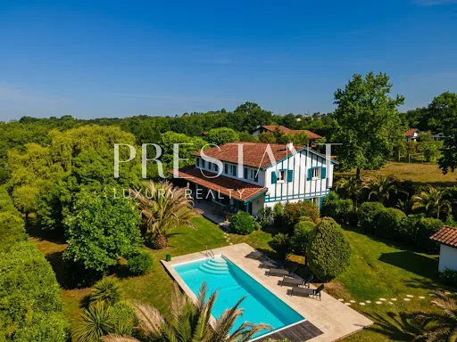 Maison 7 pièces 270 m²