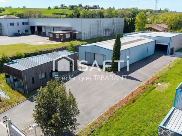 Entrepôt avec bureaux indépendants - zone d'activité dynamique
