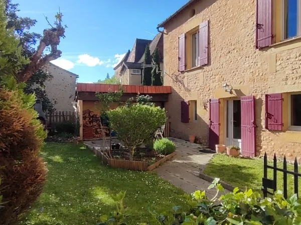 PÃ‰RIGORD NOIR, CHARMANTE MAISON EN PIERRE DANS LE BOURG DE CADOU