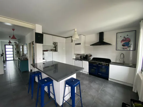 MAISON INDIVIDUELLE DE TYPE 4BIS D'ENVIRON 100M² - AU COEUR DU
