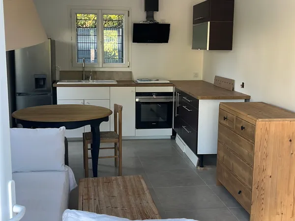 Loue maisonnette meublée Eguilles proche Aix en Provence 1200 € / mois