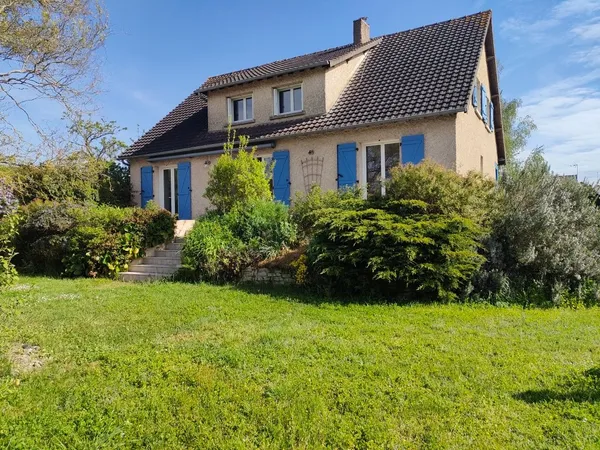 Maison tres lumineuse dans un cadre agreable.