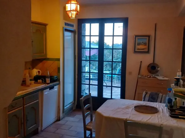 Je , veux trouver une dame comme colocatrice , dans ma grande maison , de 150 m carre , avec jardin 