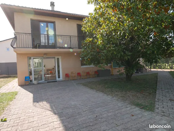 Meyzieu loue local 180 m² avec terrain