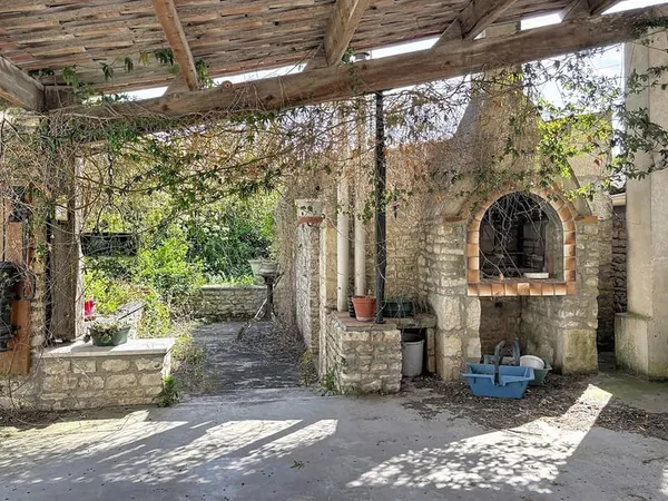 Maison en pierre A RENOVER 129 m2- 4 chambres- grand chai- jardin