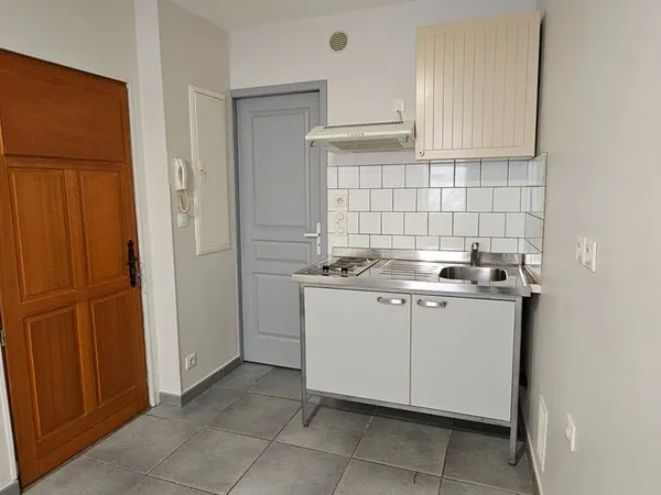 Studio 16 m² RDC - Centre Village Camps-la-Source (83170)
