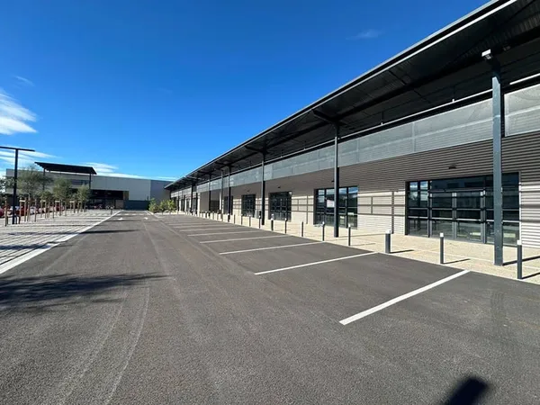 Local commercial 1 pièce 90 m²