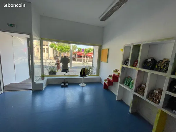 Location local commercial pop-up showroom