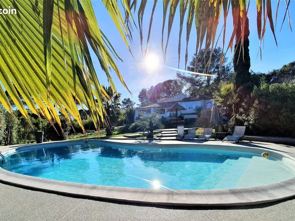 Villa 250 m² Climatisée 4 chambres avec Piscine et Spa sur 3291 m² de Terrain
