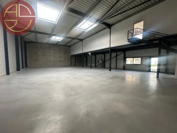 Local 1 pièce 1071 m²