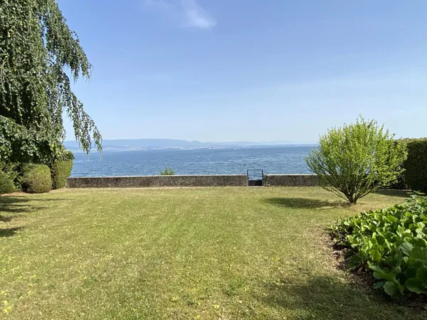 Villa Émeraude Thonon-les-Bains — Pied dans l'eau Il y a les maisons que l'on habite, et il y a les 