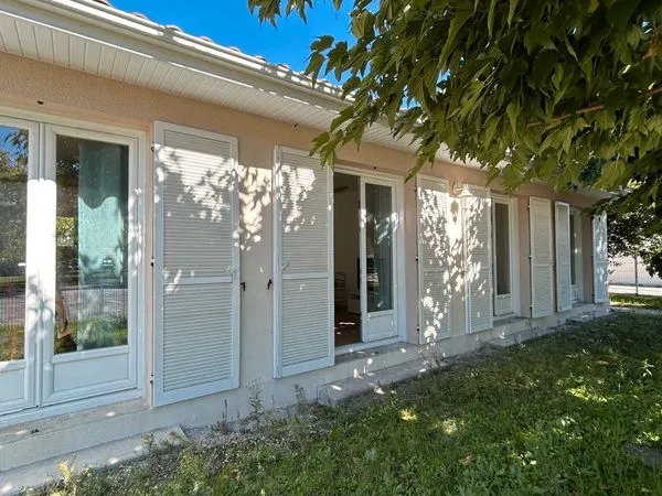 Maison meublée rénovée 87 m² plain pied - 3 chambres - jardin clos - 2 stationnements - Mérignac cen