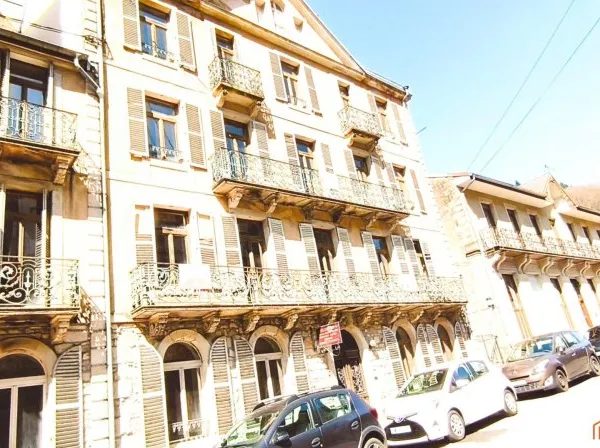 Hôtel de charme sur 5 niveaux avec ascenseur à réhabiliter, à 2 pas du centre balnéo-romain