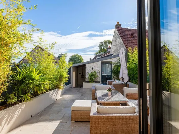 Triplex architectural, sa terrasse intimiste et son studio indépendant au coeur de Montfort-l'Amaury