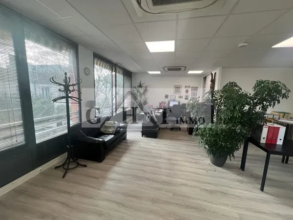 A louer 150m² d'entrepôt bureaux