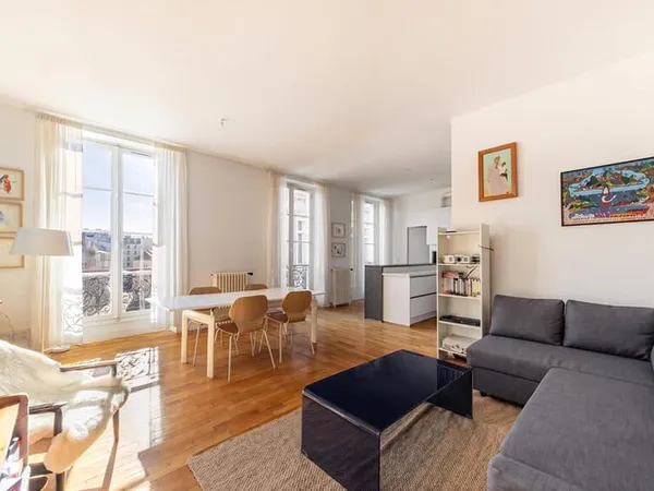 Appartement familial chaleureux avec vue dégagée sur la Mairie du 10ème