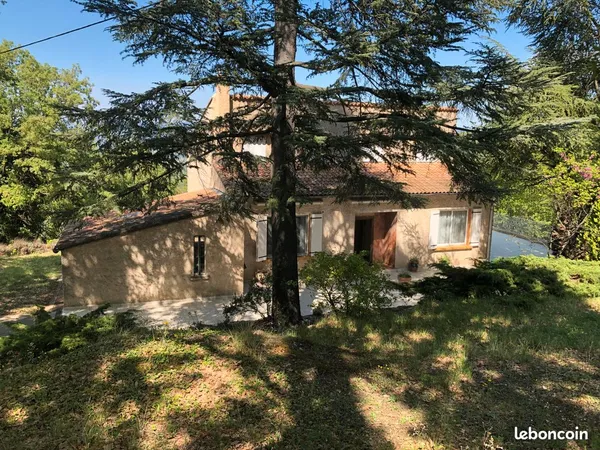 A Bonnieux propriété de 200 m² avec dépendances sur un parc de 4,5 ha