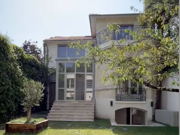 Maison 10 pièces 243 m²