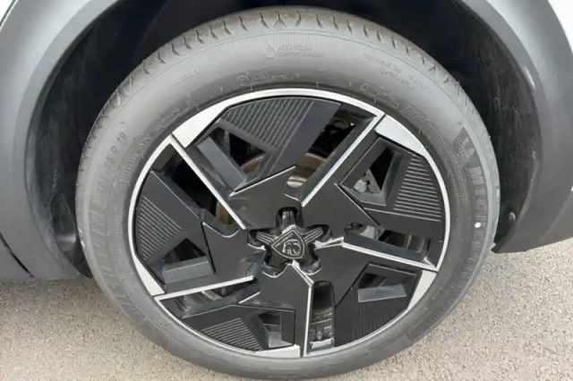 Peugeot 408 hybrid 136 e-dcs6 — photo 30