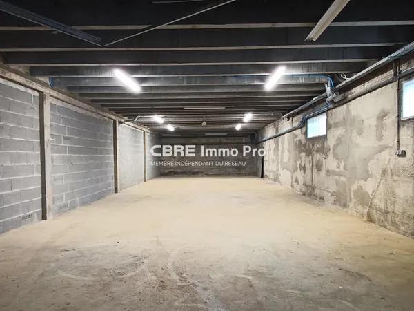 Local industriel 168 m²