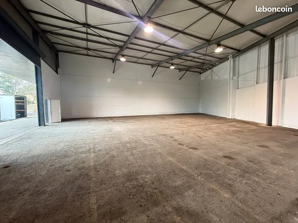 Local activite 300m2 + bureaux + quai