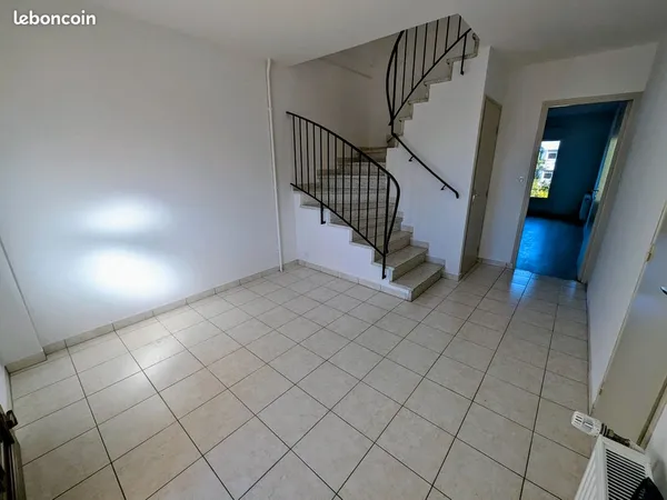 Maison de ville rénovée T4 de 89 m² terrasse et jardin et grand garage