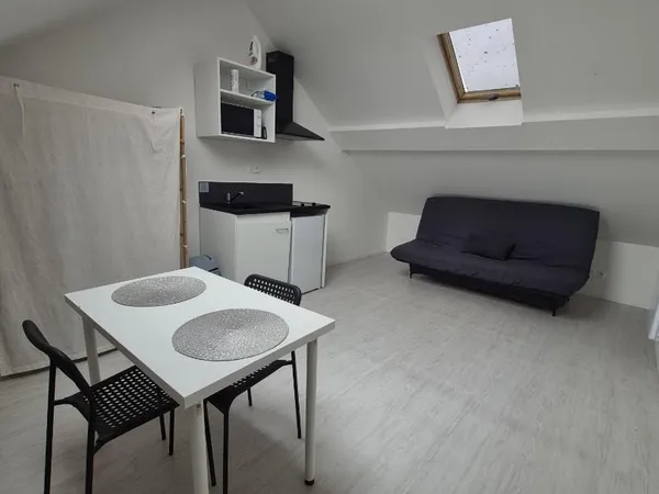 Proche des commerces studio meublé