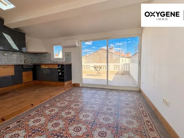 3 en duplex avec grand espace de vie sous combles et terrasse sa