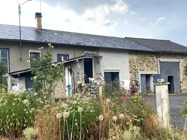 Fermette en pierre sur plus d'un hectare de terrain avec puits