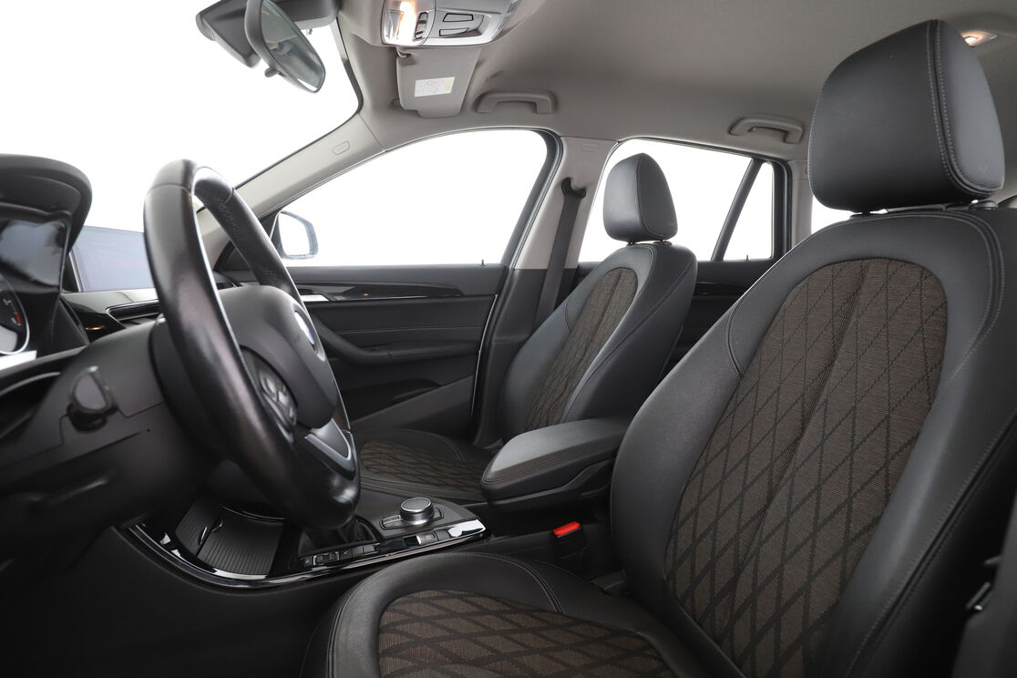 BMW X1 sDrive18d xLine — photo 9