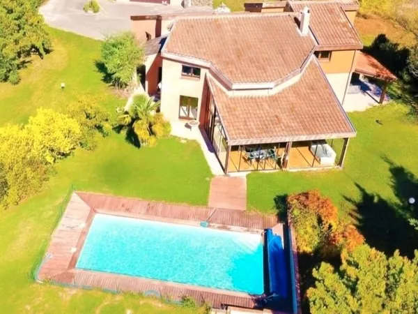 Villa 250m². 8 pièces. Véranda. Piscine. Jardin 2700m². Vue Pyrénées