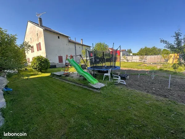 Maison individuelle avec grand garage et stockage