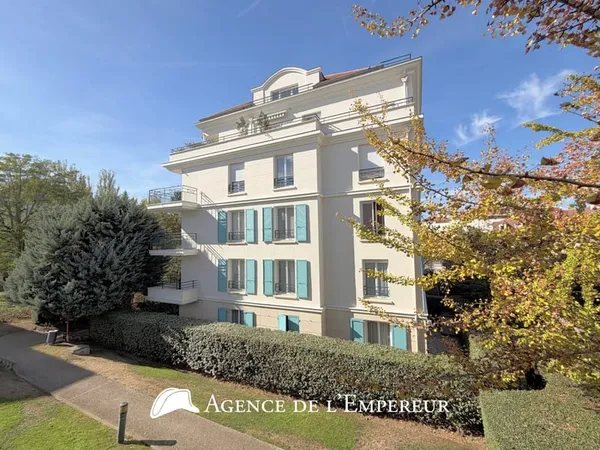 2 pièces de 49 m2 avec terrasse, parking et cave.