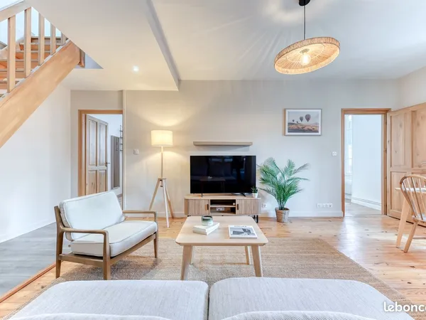 Chambre disponible dans un grand appartement en duplex, entièrement meublé de 3 chambres en colocati