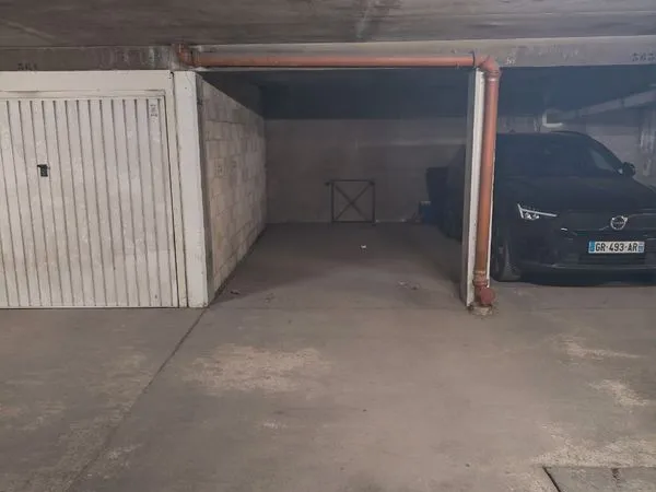Grande place de parking 2m50 x 5m50 - Neuilly Porte de Villiers - SUV - Face ascenseur