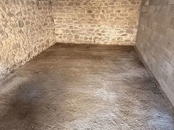Garage 23m2 porte neuve, dalle bétonnée, électricité