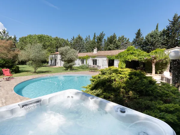 Aix-en-Provence à 25 km Propriété 240 m² de plain-pied.