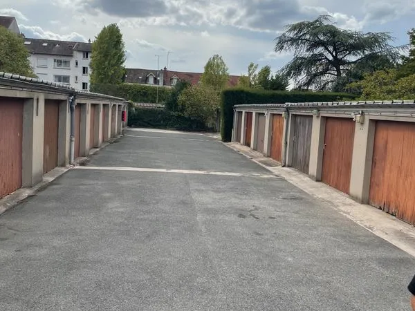 Box fermé en résidence sécurisée - Melun, avenue de Corbeil - 90 /mois CC