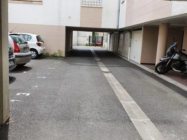 Garage/ Box stationnement et stockage 13 m²