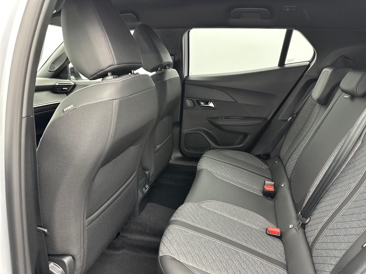 Peugeot 2008 hybrid 110 e-dcs6 allure — photo 12