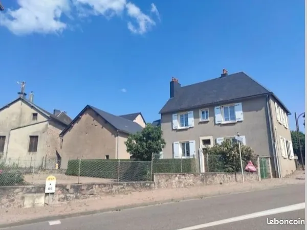 Deux maisons dans une,3 chambres, 2 salle de bain, 2 salles a manger, 2 cuisines,jardin,cour, 2 gren