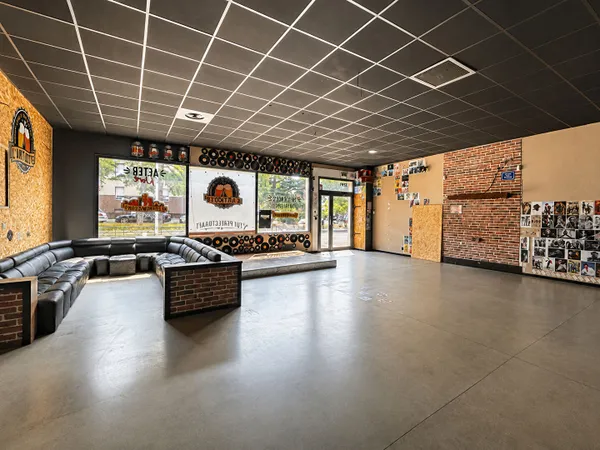 À LOUER - Local commercial 120M2 idéalement situé à Bollène
