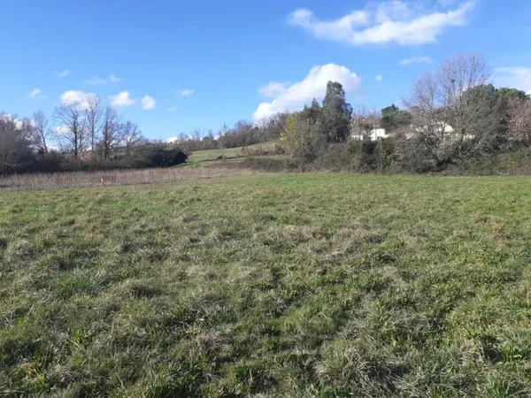 Terrain 740 m²