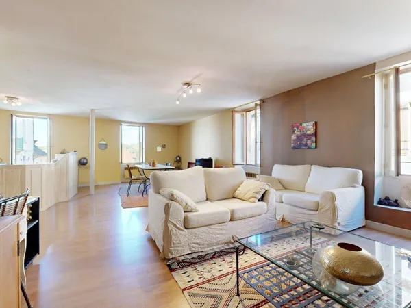 Maison de bourg avec local professionnel, 122 m².